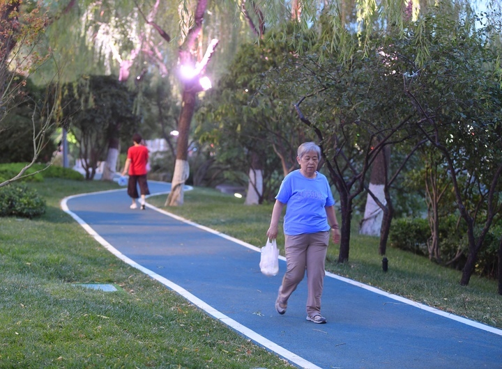 夜游泉城新路径,泉水绿道“最济南”