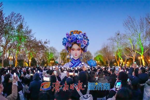 “泉”在济南冬游记|大明湖畔游人争睹“夏雨荷”