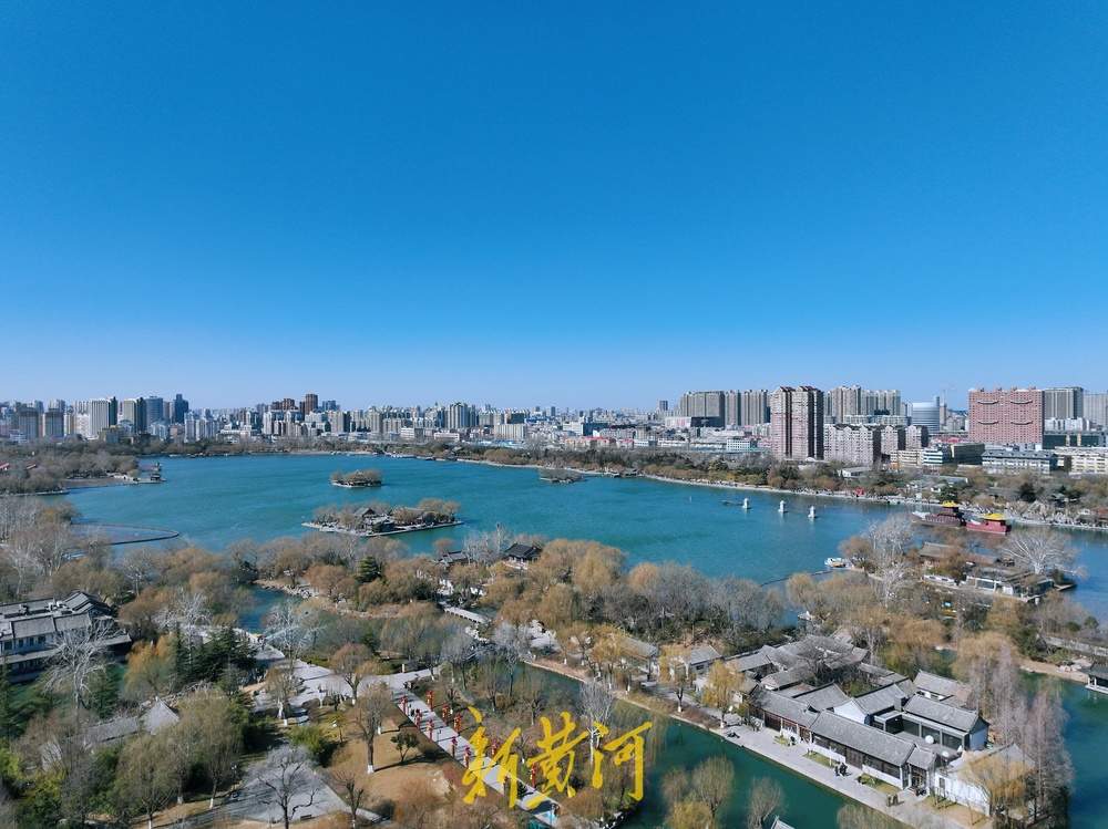 泉城立春后迎寒潮天气，大明湖水天一色如天空之镜