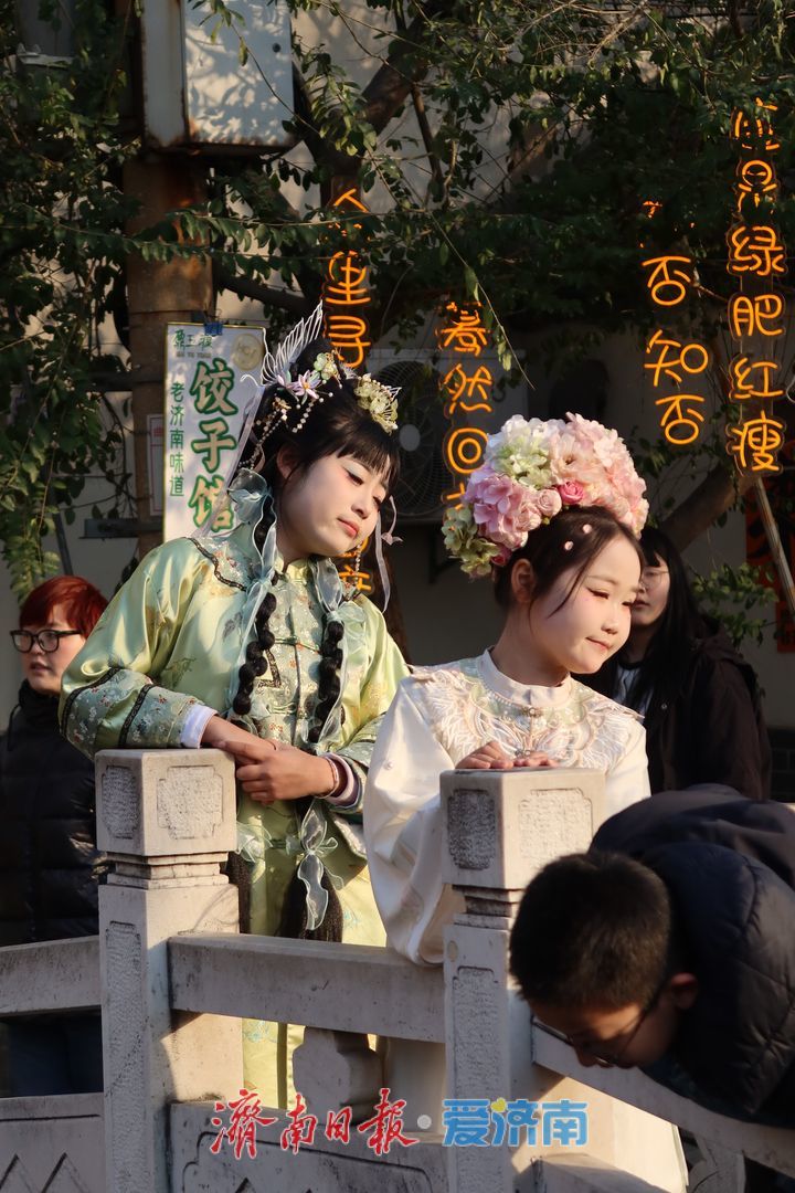 “泉”在济南过大年|大明湖畔三步一“雨荷”!“夏雨荷”带火周边妆造、摄影行业