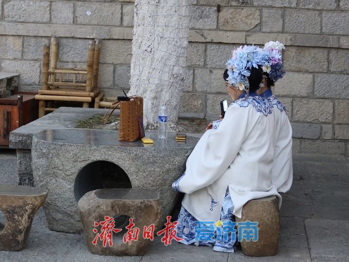 “泉”在济南过大年|大明湖畔三步一“雨荷”!“夏雨荷”带火周边妆造、摄影行业