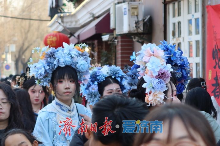 “泉”在济南过大年|大明湖畔三步一“雨荷”!“夏雨荷”带火周边妆造、摄影行业