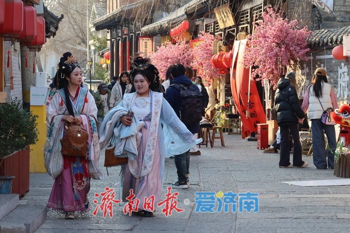 “泉”在济南过大年|大明湖畔三步一“雨荷”!“夏雨荷”带火周边妆造、摄影行业