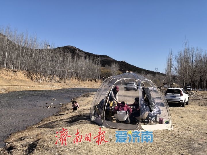 玉符河畔春光好,游人踏春正当时