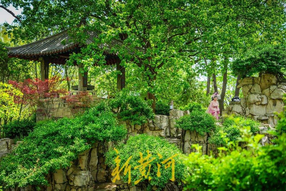 济南气温升至32℃,明府城游人换夏装出行