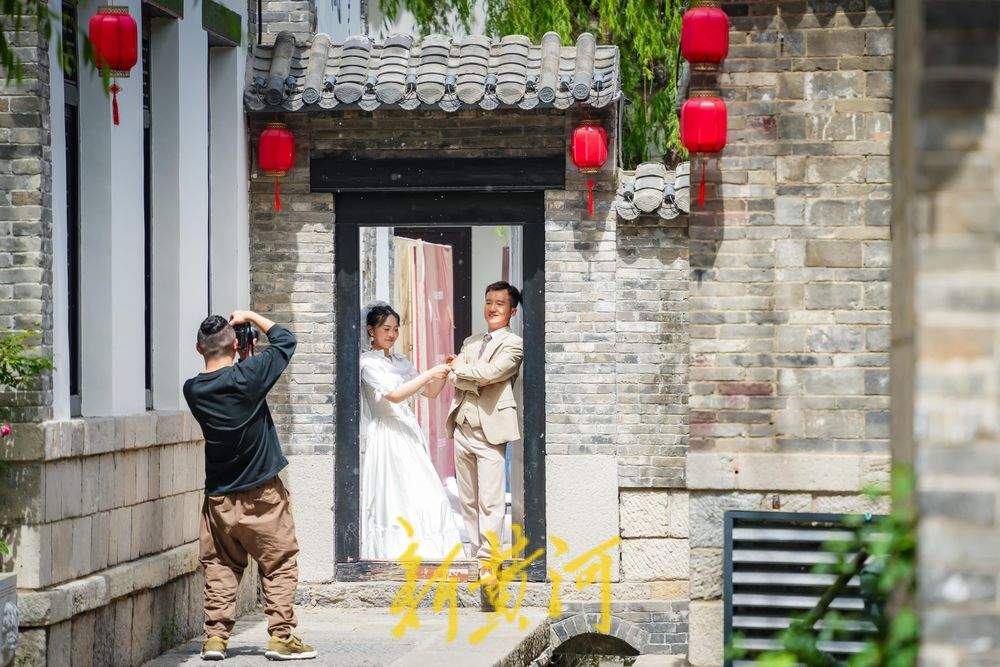 济南气温升至32℃,明府城游人换夏装出行