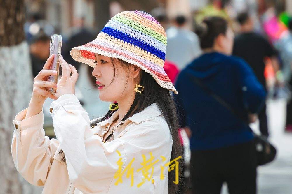 济南气温升至32℃,明府城游人换夏装出行