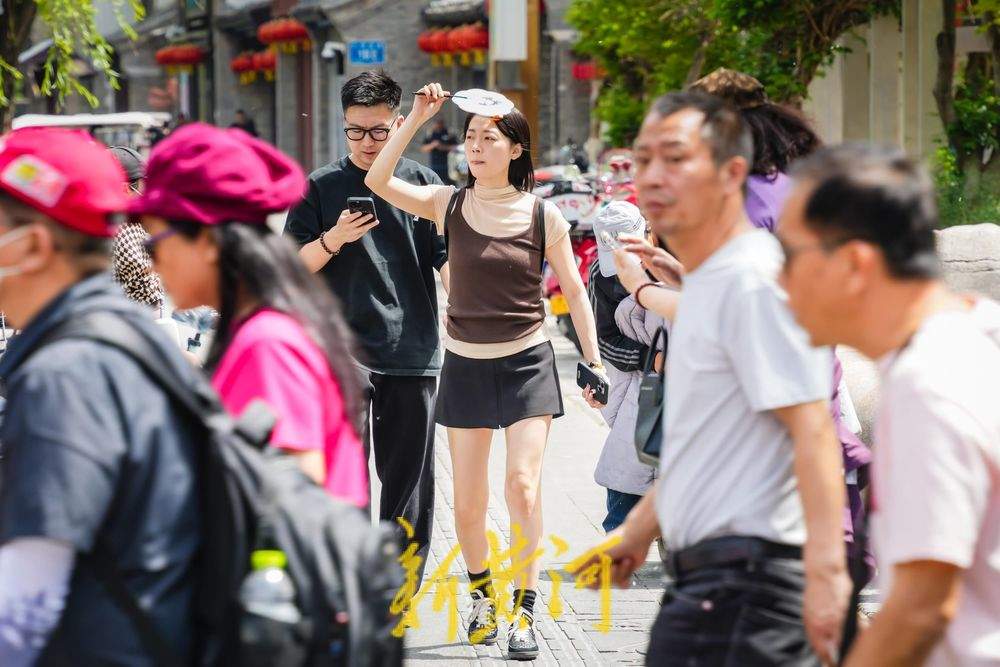 济南气温升至32℃,明府城游人换夏装出行