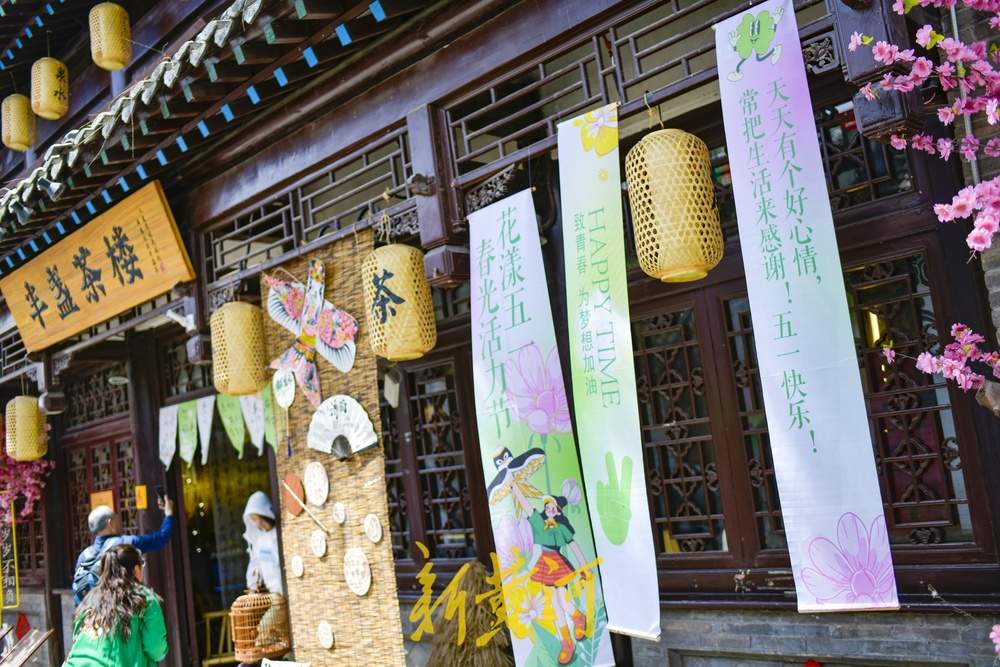 济南老城精心装饰美颜，备战五一旅游黄金周
