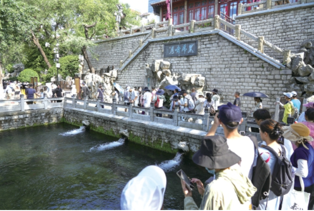 一年四季 泉在济南丨护城河畔人气旺 市民游客乐享泉城夏日清凉