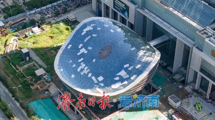济南中央商务区新地标:“巨碗”建筑玻璃顶盖安装完成