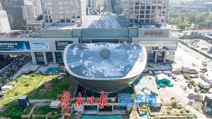 济南中央商务区新地标:“巨碗”建筑玻璃顶盖安装完成