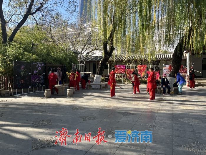 一年四季 泉在济南丨阳光洒满五龙潭 初冬景致引市民打卡休闲