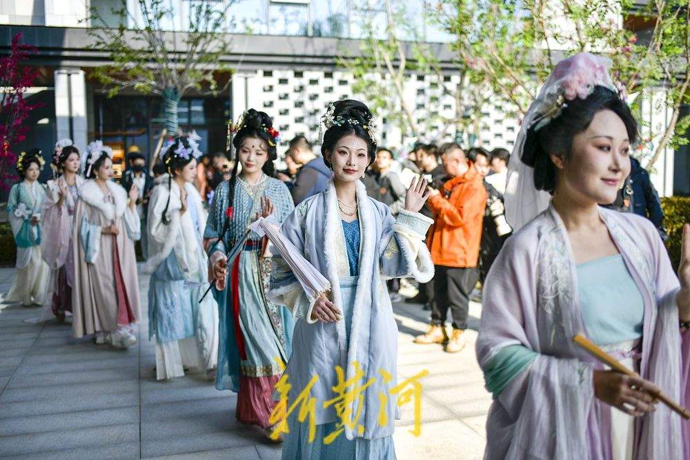 济南“如梦令宋词主题演艺乐园”开启汉服巡游,再现千年风雅