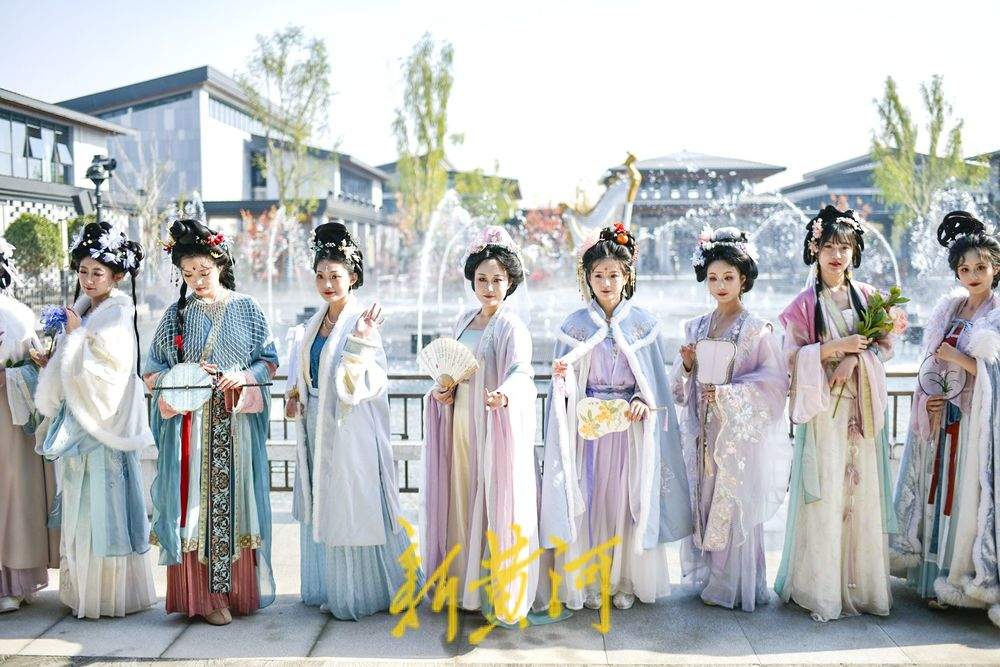 济南“如梦令宋词主题演艺乐园”开启汉服巡游,再现千年风雅