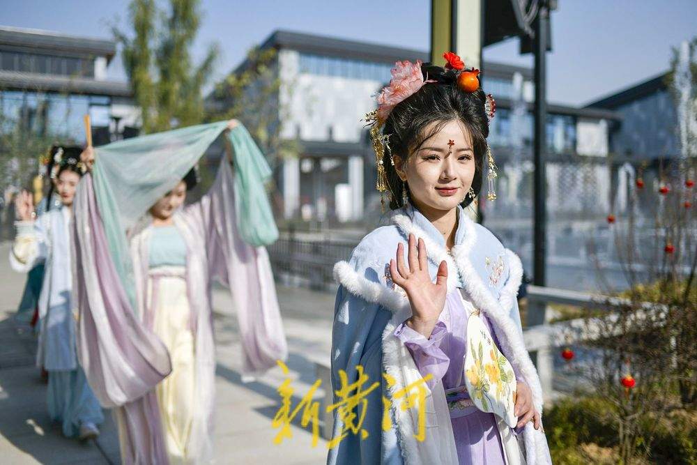 济南“如梦令宋词主题演艺乐园”开启汉服巡游,再现千年风雅