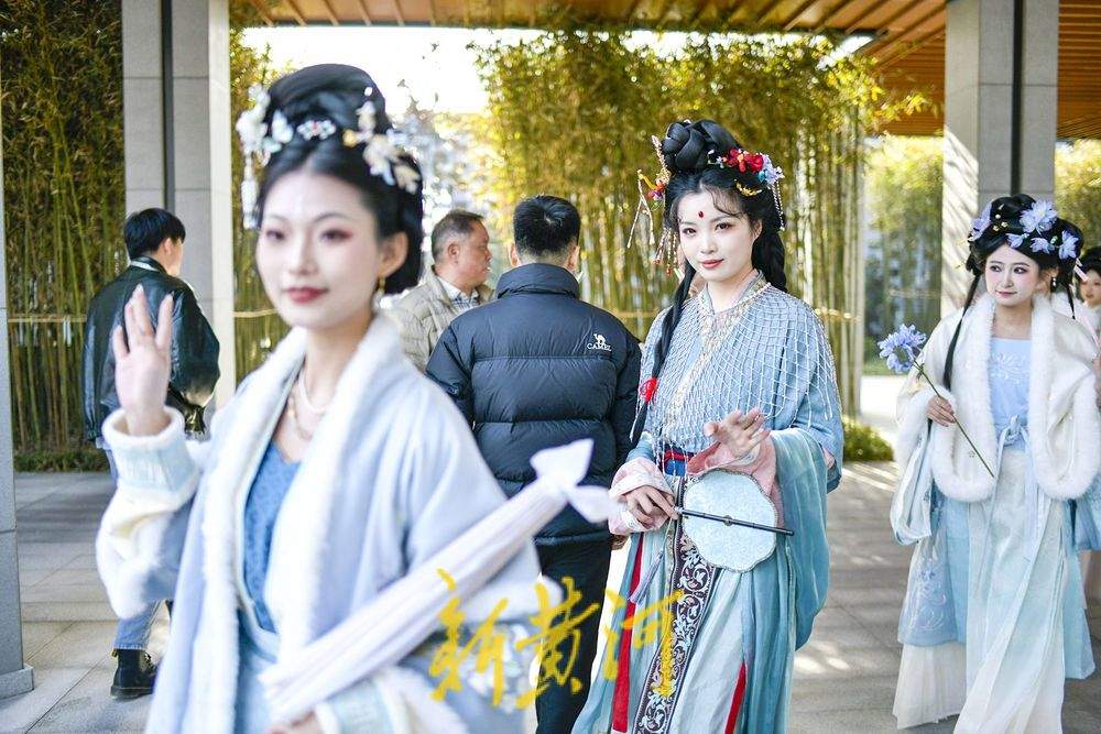 济南“如梦令宋词主题演艺乐园”开启汉服巡游,再现千年风雅