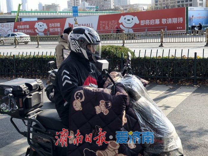 寒潮来袭气温“跳水”,市民“全副武装”出行