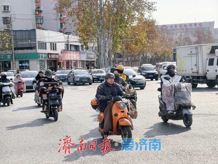 寒潮来袭气温“跳水”,市民“全副武装”出行