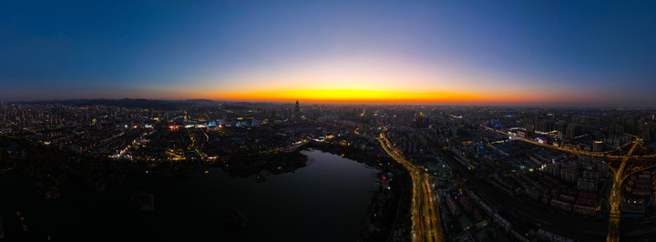 大明湖冬日晚照，老城新韵绘就泉城暮色