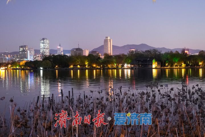 大明湖冬日晚照，老城新韵绘就泉城暮色