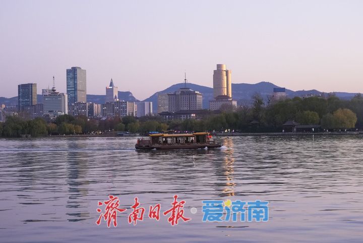 大明湖冬日晚照，老城新韵绘就泉城暮色