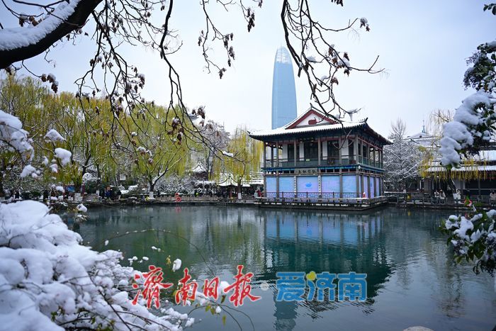 雪后五龙潭银装素裹 游客流连赏景