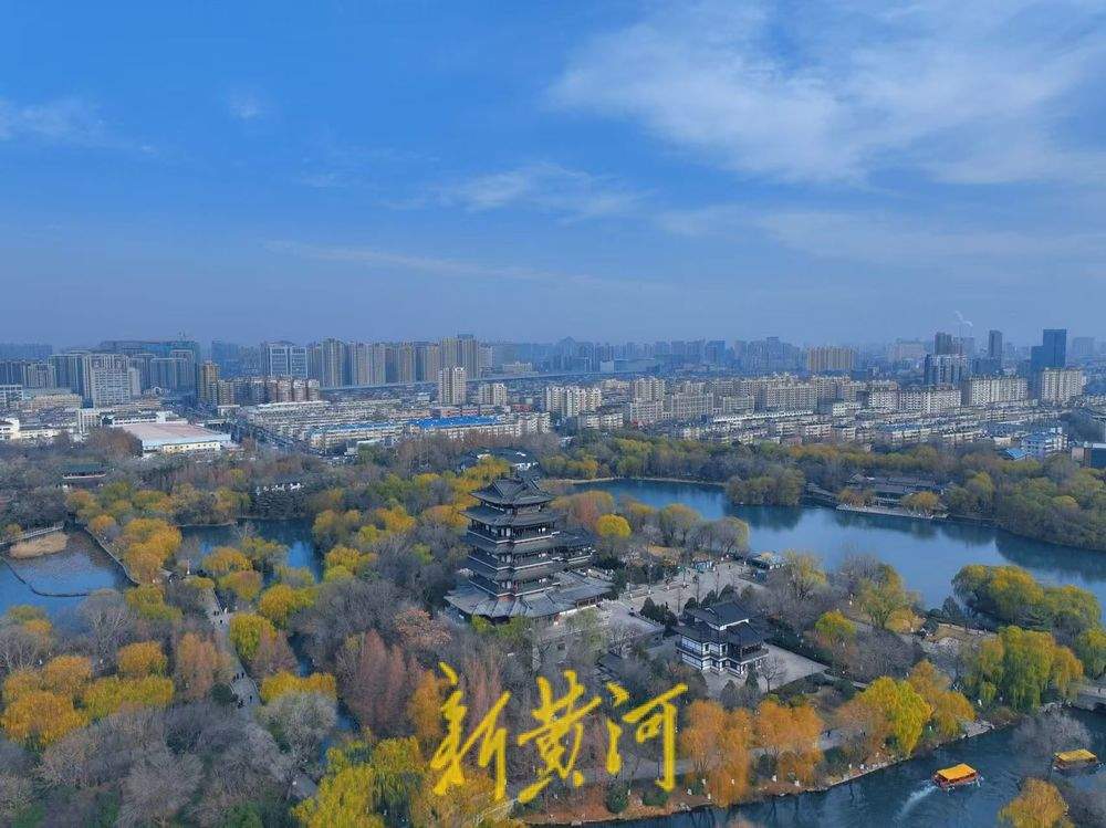 泉城风吹雾散，大明湖畔“水天一色”