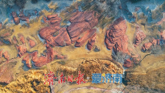 冬日红石映暖阳