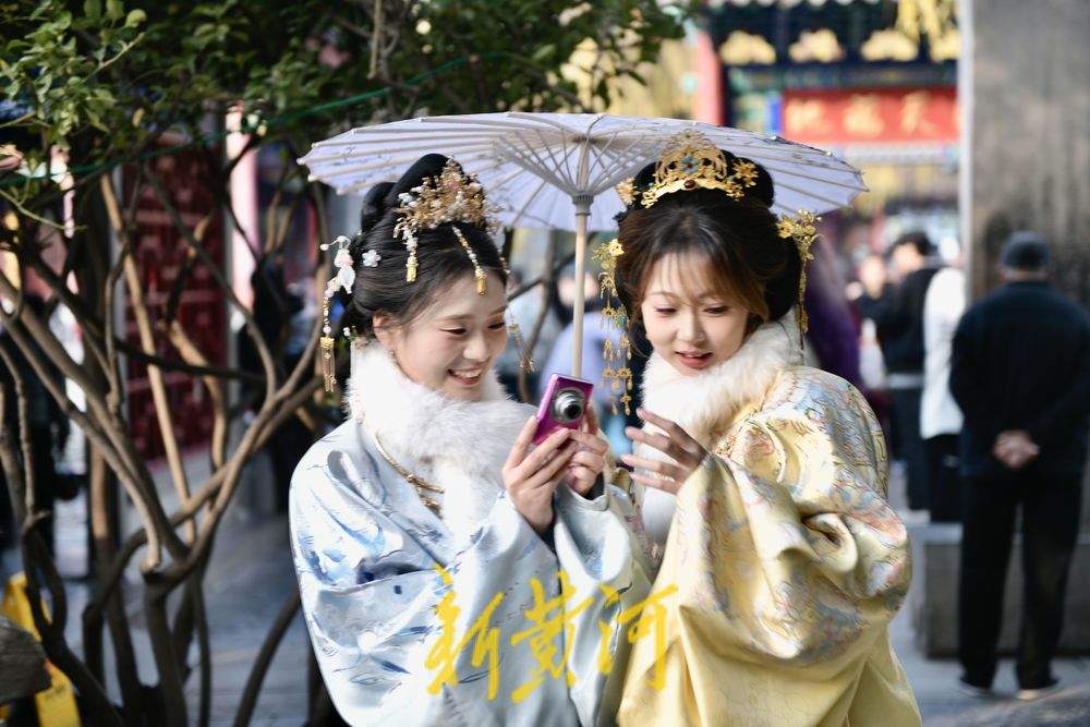 一年四季 泉在济南｜泉城冬韵邂逅华服之美 泉畔兴起明制古装打卡热
