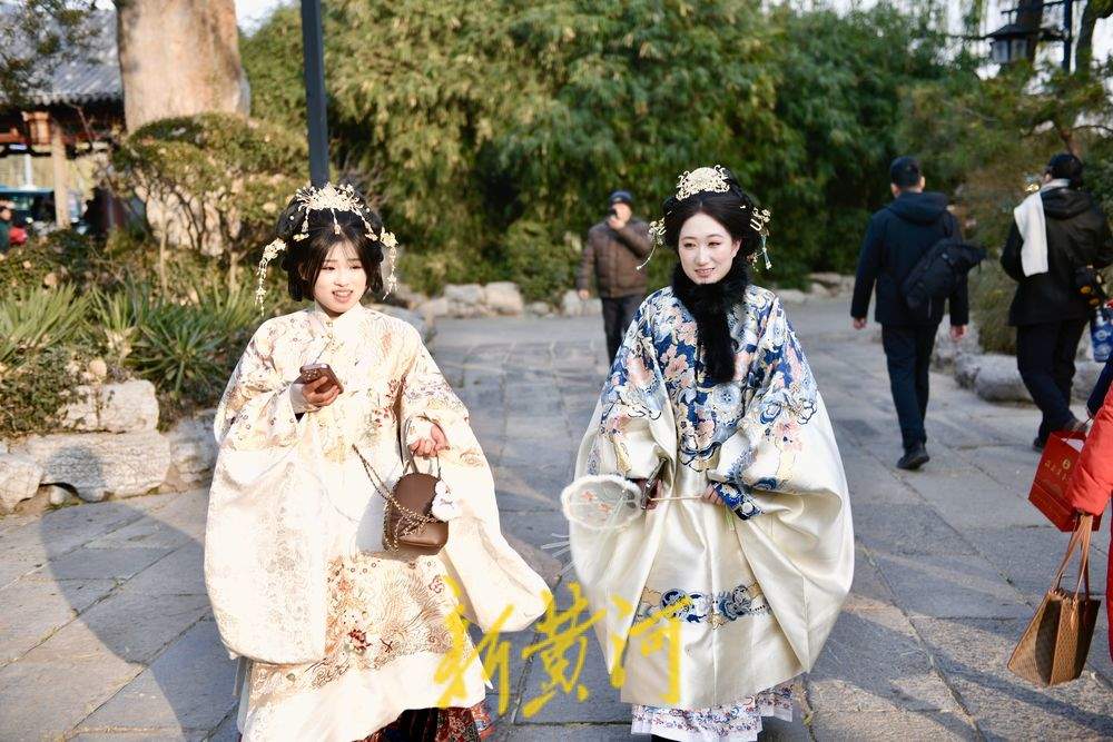 一年四季 泉在济南｜泉城冬韵邂逅华服之美 泉畔兴起明制古装打卡热
