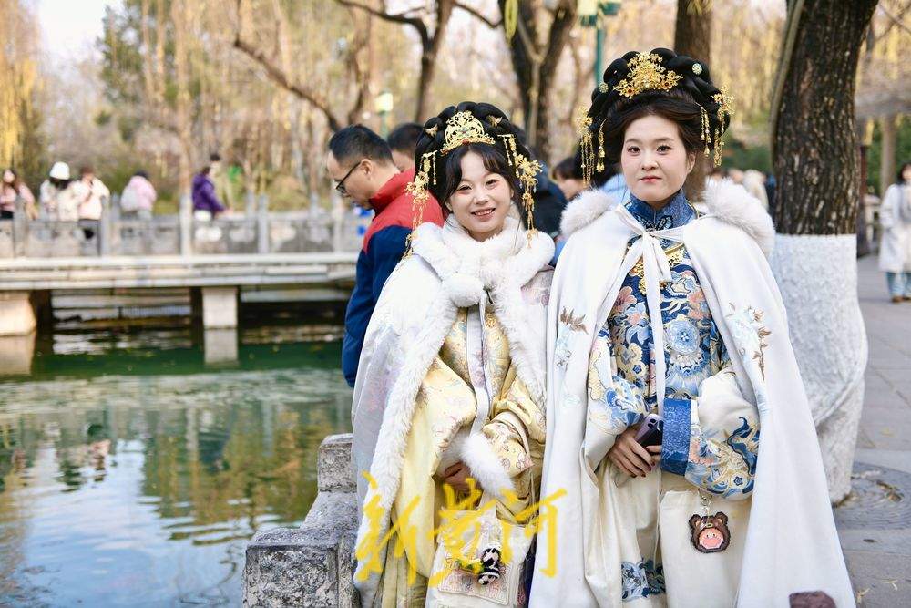 一年四季 泉在济南｜泉城冬韵邂逅华服之美 泉畔兴起明制古装打卡热