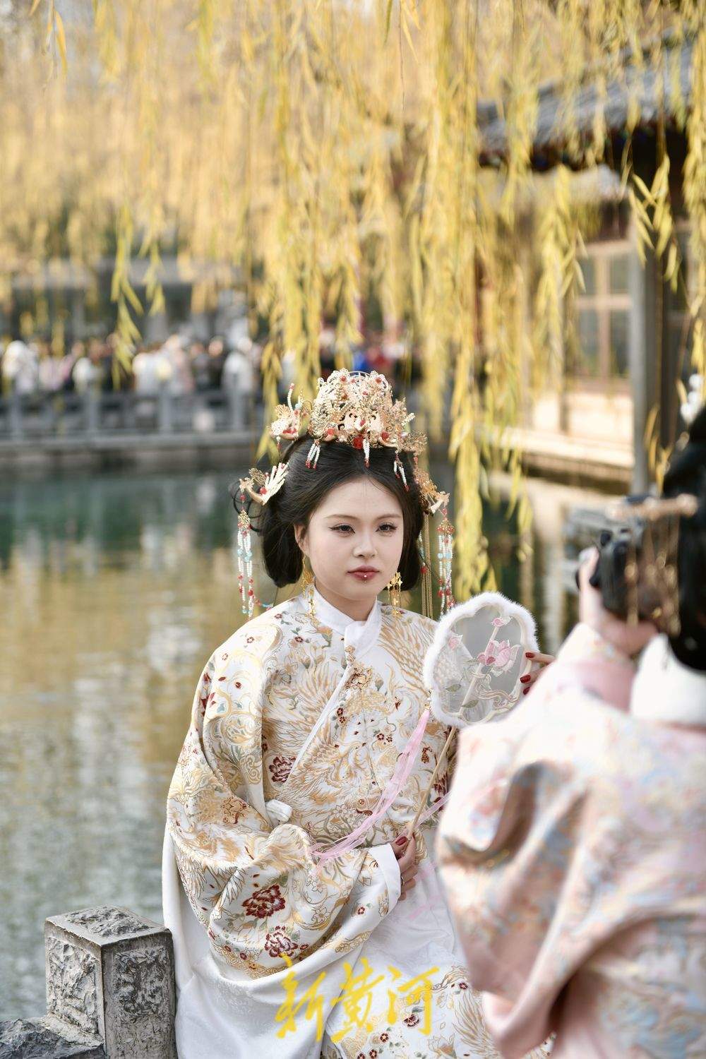 一年四季 泉在济南｜泉城冬韵邂逅华服之美 泉畔兴起明制古装打卡热