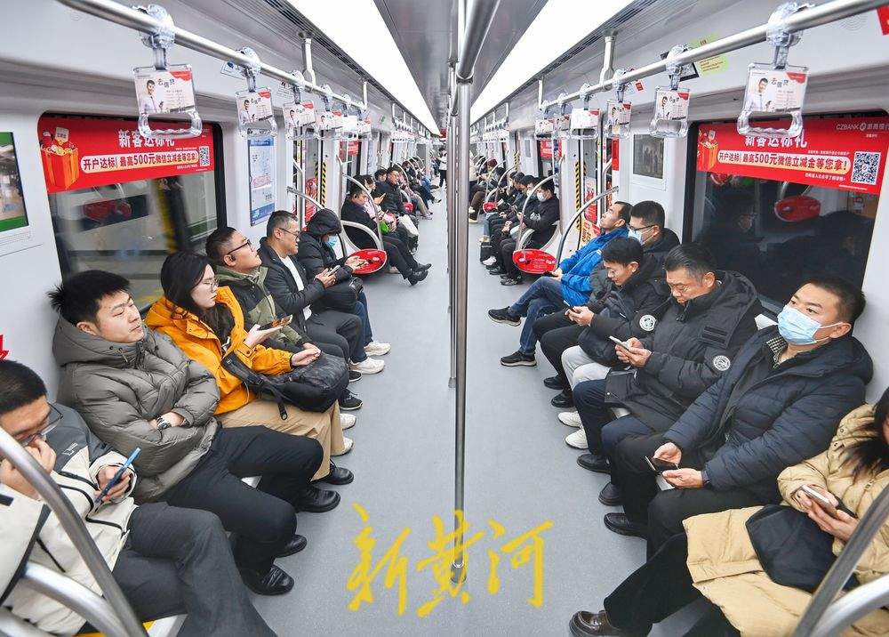 周一早高峰，济南地铁新线路客流平稳有序