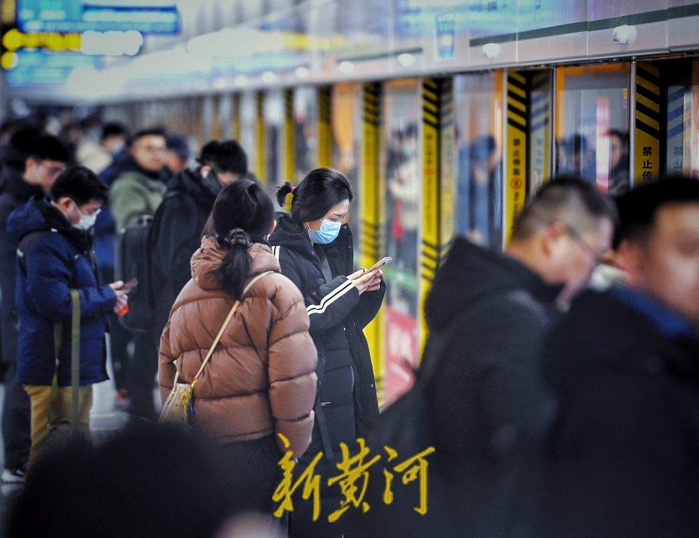 周一早高峰，济南地铁新线路客流平稳有序