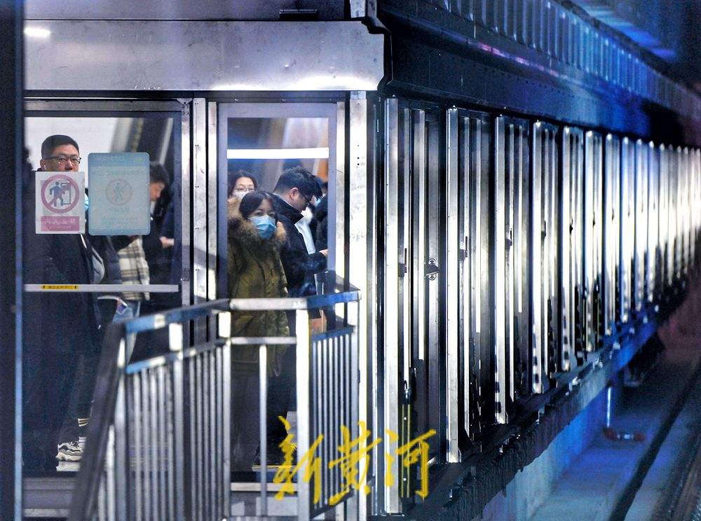 周一早高峰，济南地铁新线路客流平稳有序