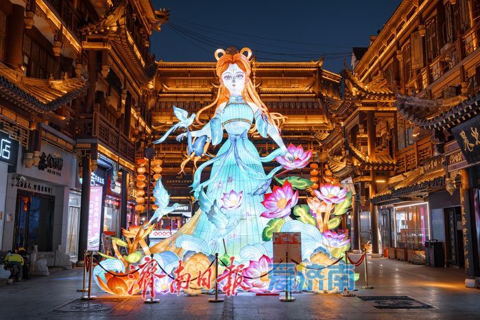 济南大观园花灯点亮夜色， 国潮光影盛宴迎元旦