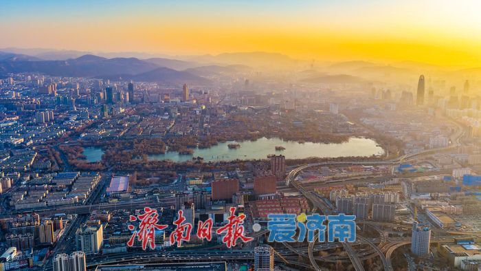 落日熔金染泉城