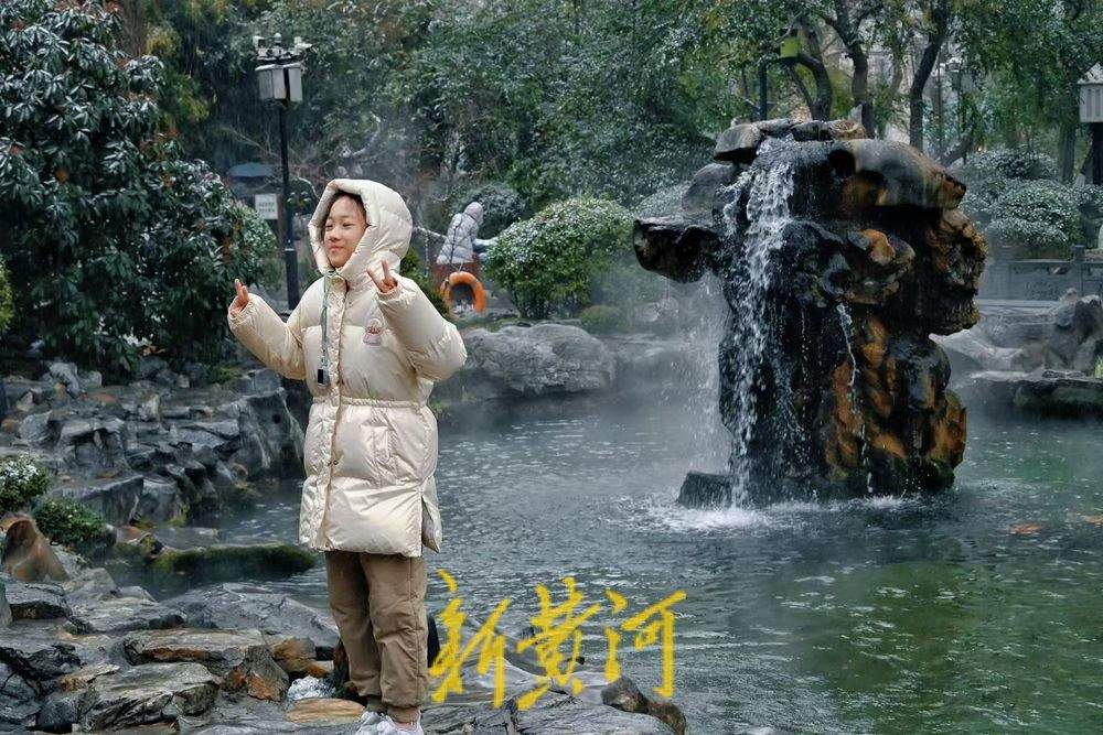 雪中泉城千泉竞涌 月牙飞瀑胜景醉人