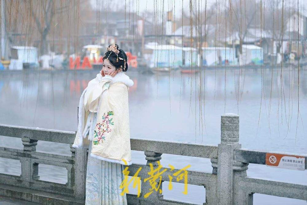 汉服姑娘扮靓雪中济南明府城