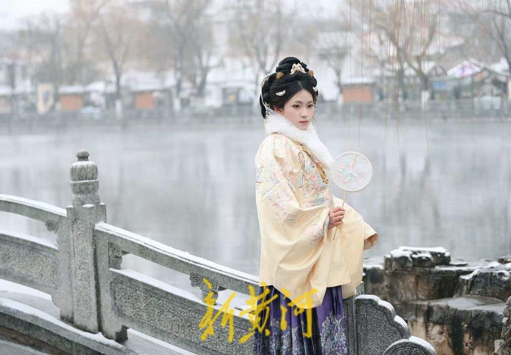汉服姑娘扮靓雪中济南明府城