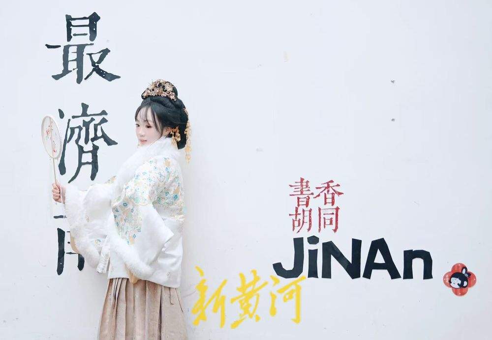 汉服姑娘扮靓雪中济南明府城