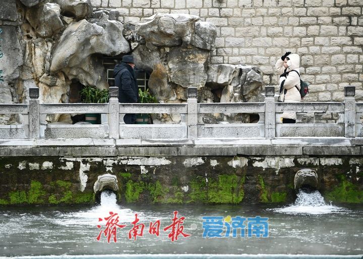 一年四季 泉在济南丨云雾润蒸，雪后济南护城河云雾缭绕宛如仙境