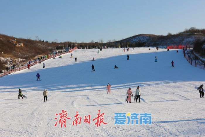 冰雪运动掀热潮！济南雪野滑雪场人气爆棚