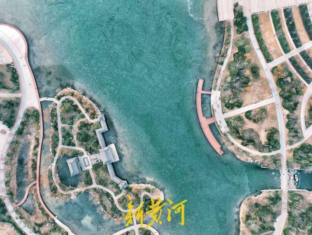 济南云锦湖全部冰封如翡翠