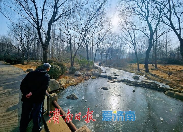 济南森林公园揽翠湖冰封宛如明镜