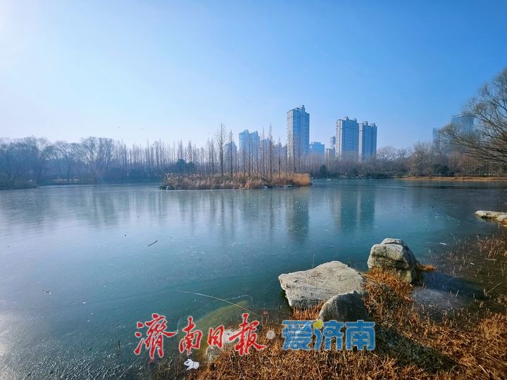 济南森林公园揽翠湖冰封宛如明镜