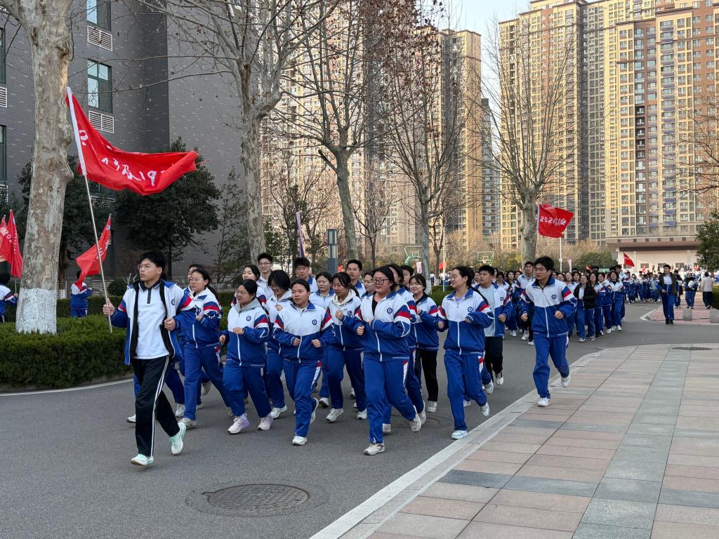 特写：课间，当汗水滑落脸颊-　　