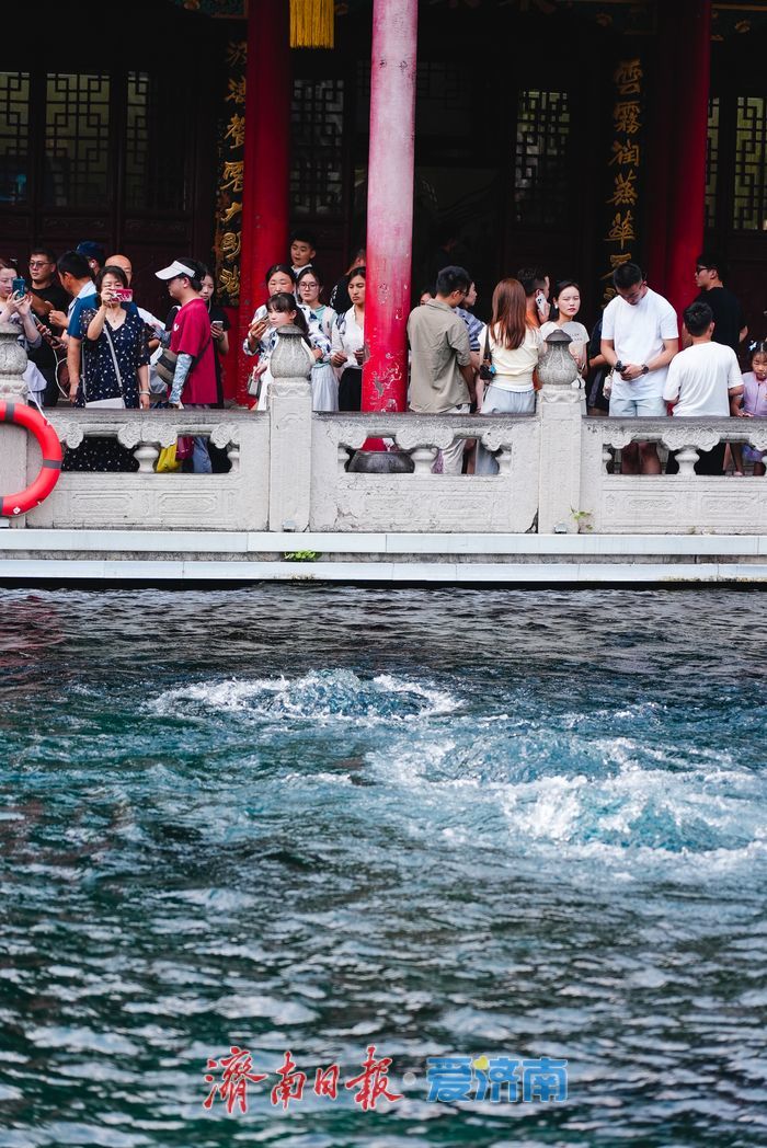 趵突泉水位持续高位 济南“泉水游”持续升温