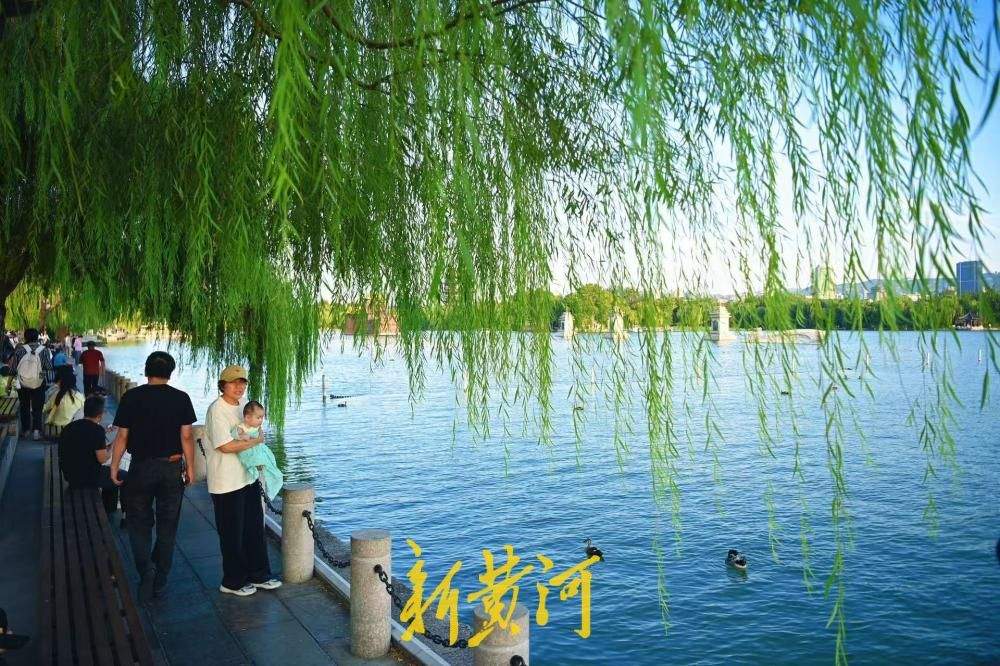 济南大明湖初秋暮色醉游人